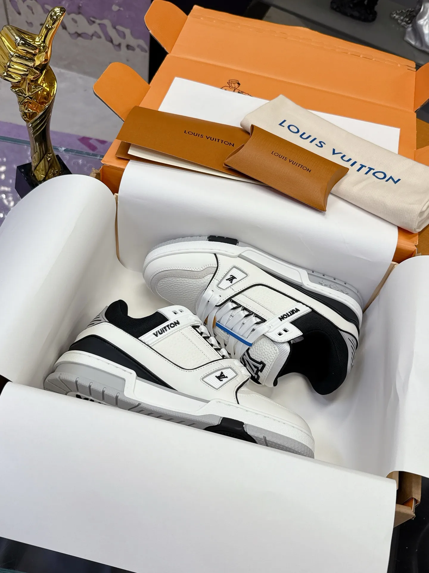 Factory price: 760💰 (latest color) This LV Trainer sneaker is made of grained cow leather, and uses vibrant colors to pay tribute to Virgil Abloh’s original classic inspired by retro basketball shoes. The upper is embellished with rubber LV letters and Vuitton logo, and the outsole is decorated with Monogram flowers. Exquisite packaging at the delivery counter🛍📦 ▪️Fabrics: Original customized first-layer cowhide ▪️Inner lining: Original customized breathable mesh lining ▪️Outsole: Original molded two-color TPU combination outsole ▪️Sole thickness: 3CM ▪️Size: Women's 35-40 Men's 38-46
